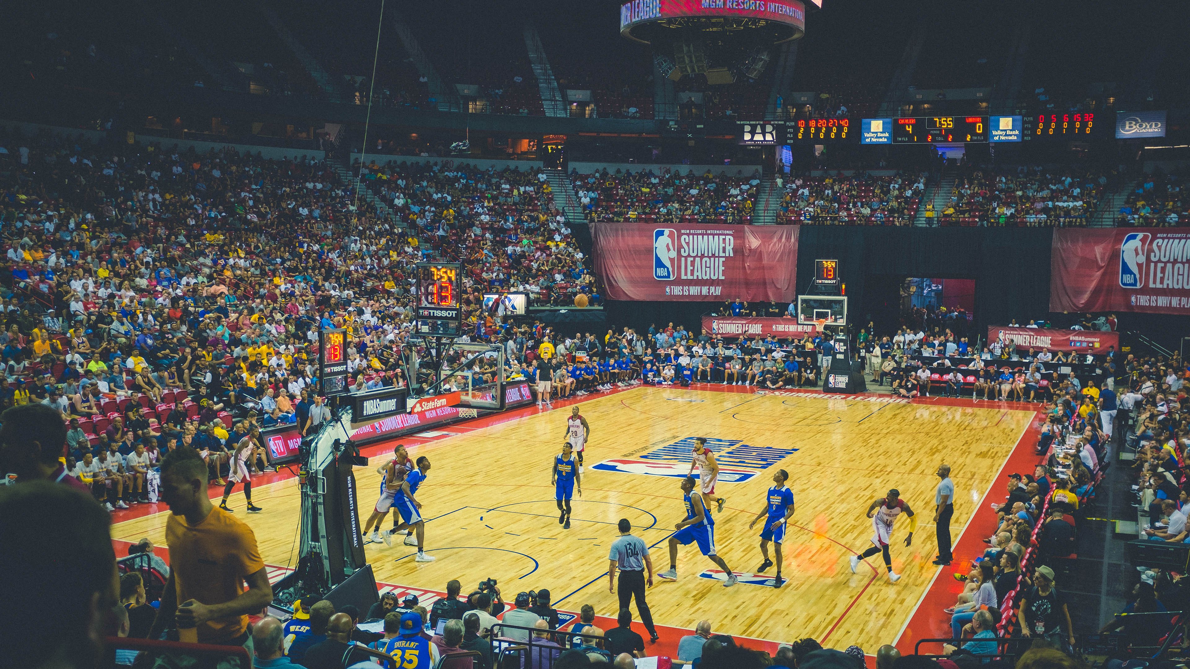 季后赛激战正酣,豪门对决引爆篮球热潮